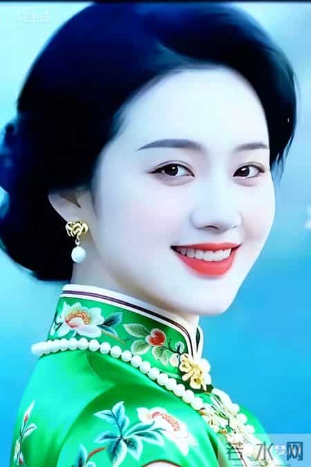 绿罗旗袍裁春色，珠玉簪妆绽芳华。沉鱼落雁，一顾倾城