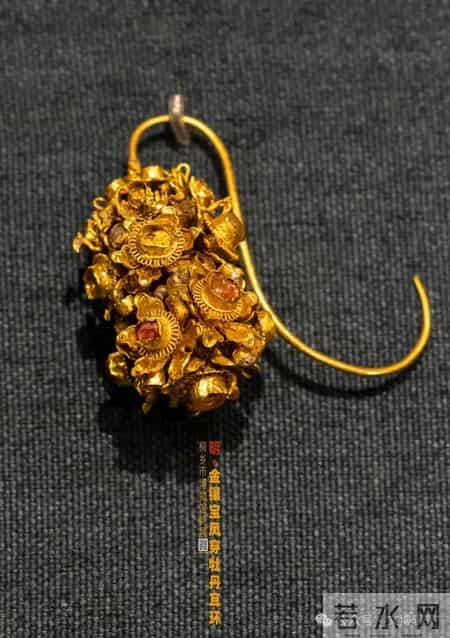 被盗后追回的明代金耳环!