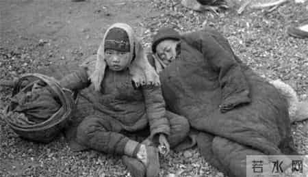 “饿殍遍野”中的“殍”，不读fú，也不读piáo，正确读音是？又是什么意思呢？