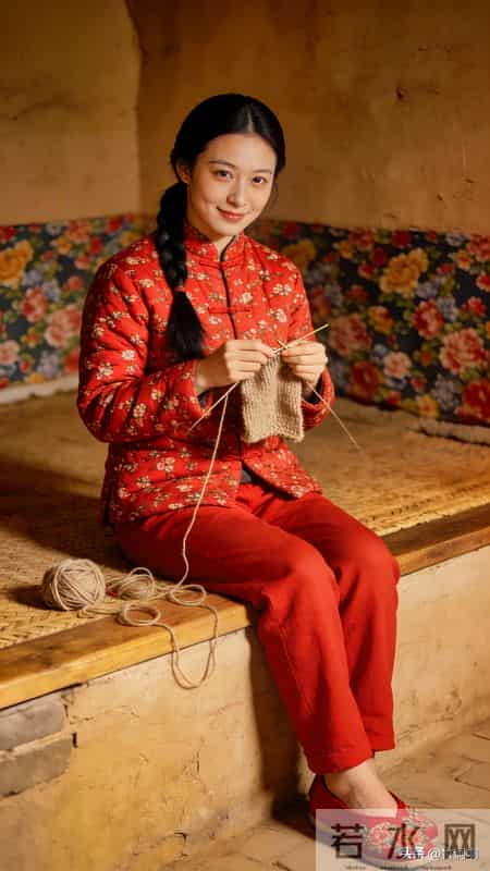 红碎花袄、麻花辫，炕头织线的她，是农村旧时光里的温柔