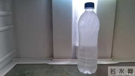 被辞退的保洁阿姨透露，宾馆里的“矿泉水”最好别喝，现在知道不算晚