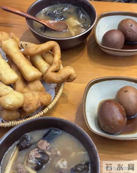 河南小伙在伦敦开胡辣汤店,有人冲进店说了句话,现场鸦雀无声!