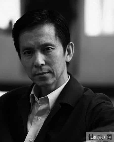 23岁何家英第一幅全国获奖国画，浪漫方式展现工业题材，非工笔画