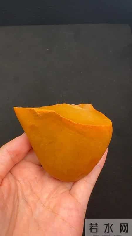 勐腊胶农暴雨后摸泥捡石:拿来压腌菜,竟是 260 万鸡油黄飘金翡!