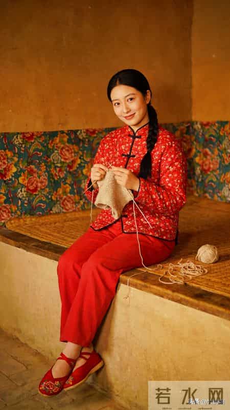 红碎花袄、麻花辫，炕头织线的她，是农村旧时光里的温柔