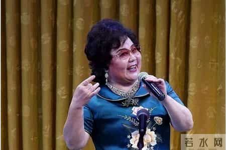 吃里爬外，永不回国？她带领30名演员选择留美，却年过花甲归来