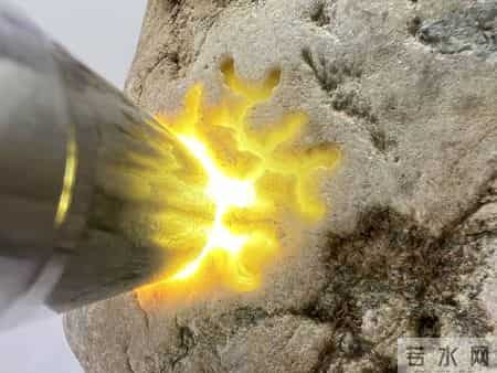 平洲公盘惊现“石胆”绝杀:朽木皮壳内藏琉璃翠,父子恩怨一刀平