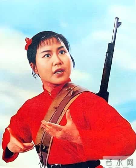 吃里爬外，永不回国？她带领30名演员选择留美，却年过花甲归来