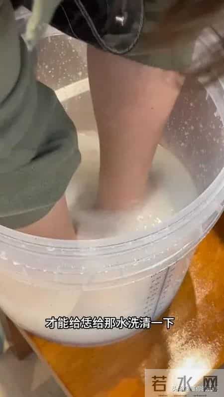 河南小伙在伦敦开胡辣汤店,有人冲进店说了句话,现场鸦雀无声!