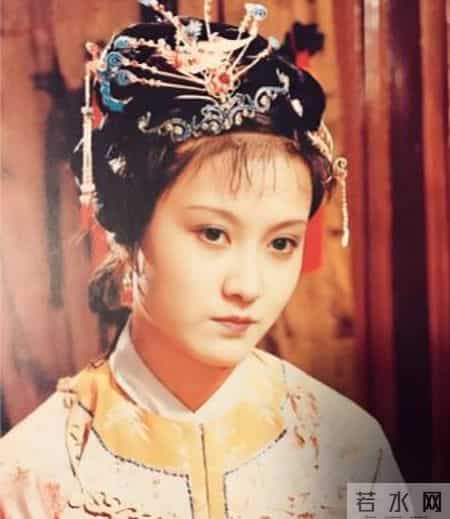 薛家送的宫花，黛玉为啥碰都不碰？二钗暗战：宝钗心机，险恶至极