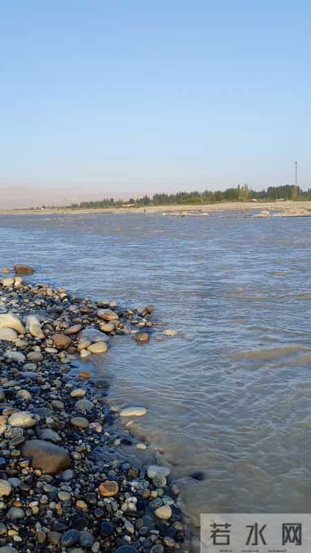 新疆司机戈壁滩“方便”,踢出块“白石头”竟值千万!差点垫车轮