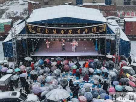 河南大雪中，演员卖力开唱台下无人离场，这场豫剧舞台登上了《人民日报》