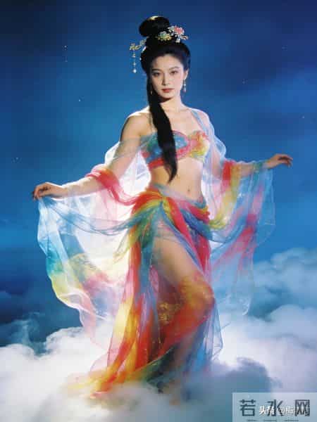 谁懂！这位踏云仙女的霓裳造型惊艳了时光