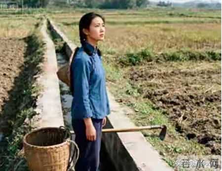 86年，我和女邻居争地边，她把锄头一扔：地归你，你归我，成不成