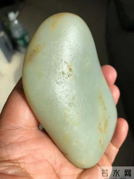 新疆司机戈壁滩“方便”,踢出块“白石头”竟值千万!差点垫车轮