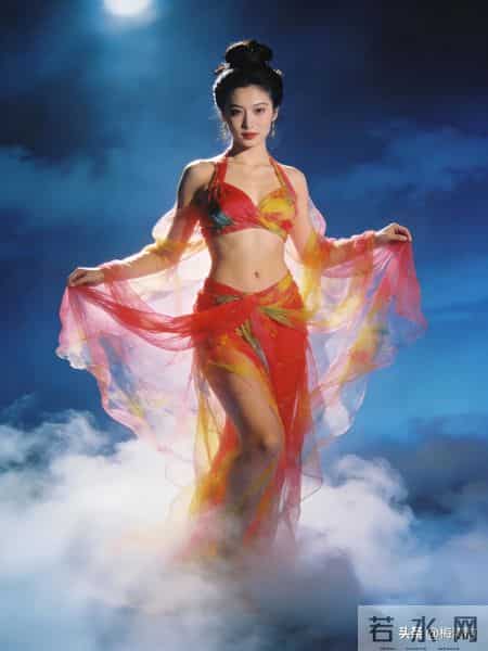 谁懂！这位踏云仙女的霓裳造型惊艳了时光