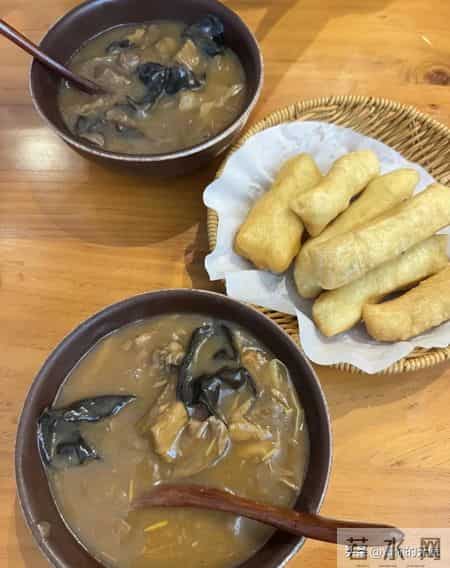 河南小伙在伦敦开胡辣汤店,有人冲进店说了句话,现场鸦雀无声!