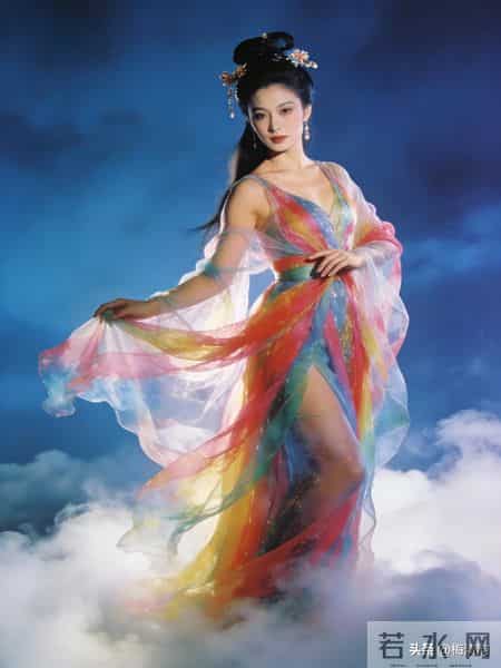 谁懂！这位踏云仙女的霓裳造型惊艳了时光