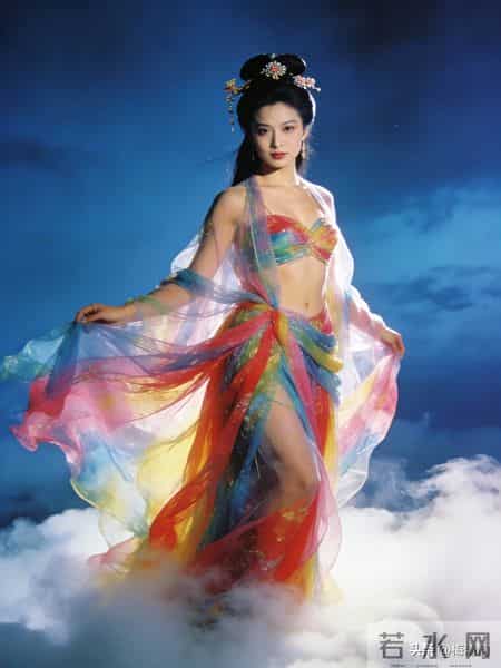 谁懂！这位踏云仙女的霓裳造型惊艳了时光