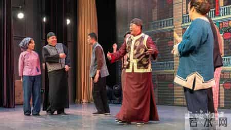 潘前卫、曹雄、陈靓等知名滑稽戏演员走进社区，居民们近距离过足戏瘾