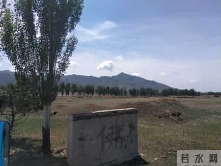 发小回乡迁坟，一墓三室为啥只迁走两具尸骨，现在终于明白了