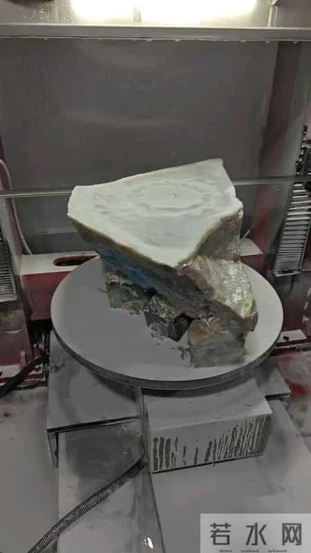 平洲公盘惊现“石胆”绝杀:朽木皮壳内藏琉璃翠,父子恩怨一刀平