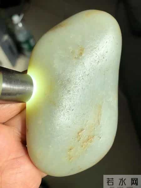 新疆司机戈壁滩“方便”,踢出块“白石头”竟值千万!差点垫车轮