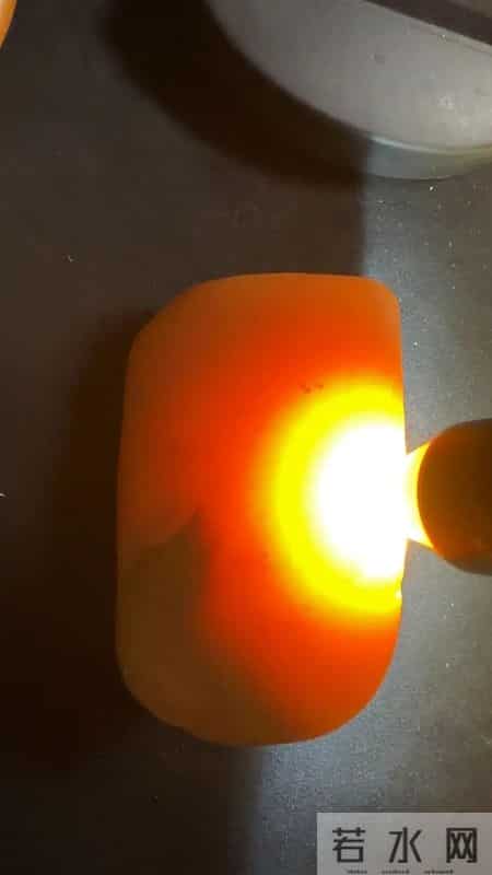 勐腊胶农暴雨后摸泥捡石:拿来压腌菜,竟是 260 万鸡油黄飘金翡!