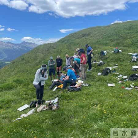 无名无景,他偷偷成画家,成普通人“天花板”,把透明美画到极致