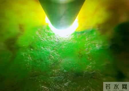 平洲公盘惊现“石胆”绝杀:朽木皮壳内藏琉璃翠,父子恩怨一刀平