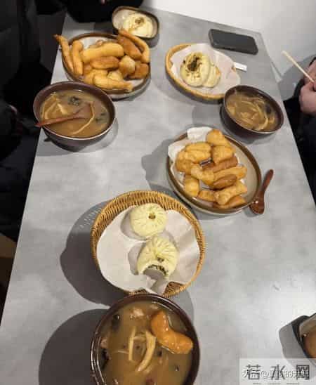 河南小伙在伦敦开胡辣汤店,有人冲进店说了句话,现场鸦雀无声!