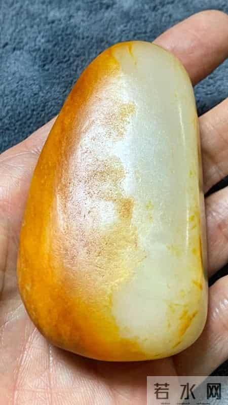 新疆司机戈壁滩“方便”,踢出块“白石头”竟值千万!差点垫车轮