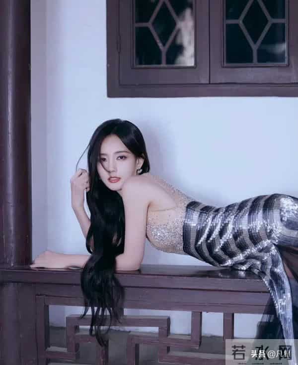 李一桐，身穿墨染礼服，性感妩媚