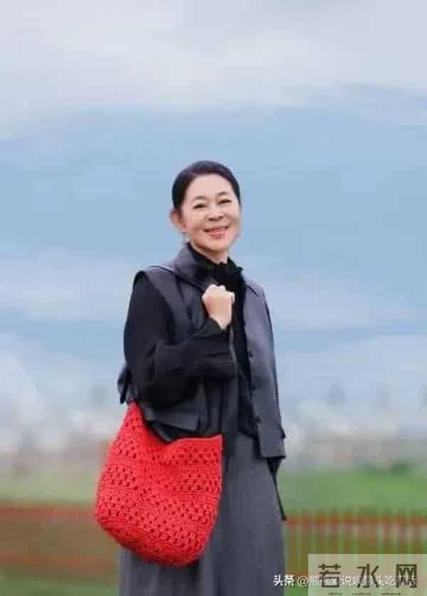 66岁倪萍瘦身后气质大变！穿黑色衬衫+马甲+阔腿裤，洋气又高级！