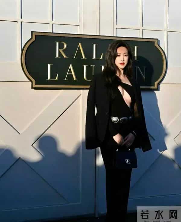 朱珠身着黑色修身连衣裙，胸围傲人搭配黑色外套，简直长腿女神？