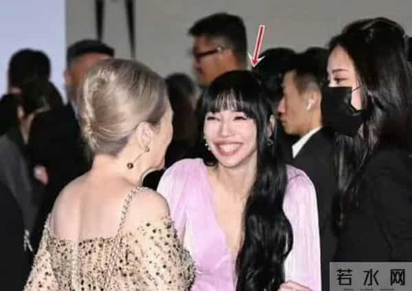 李靓蕾参加邱泽许玮甯婚礼，久违亮相打扮火辣，被吐槽面相都变了