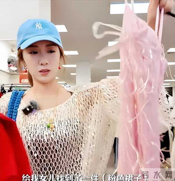 李念带3个孩子去美国，给13岁女儿买打折裙子，三代人同住大别墅