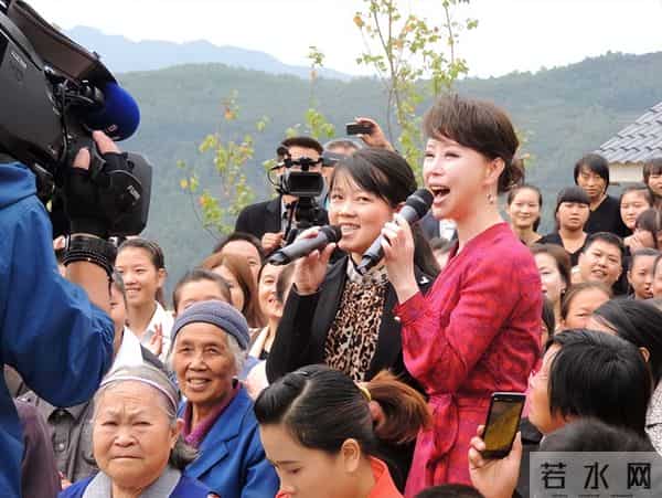 她9次登上春晚，却被谣传嫁给大31岁高层，如今49岁的她依旧单身