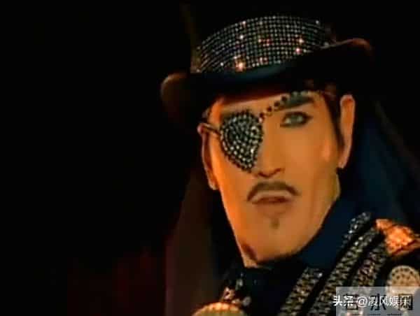 64岁费翔独居英国，房子自带超大花园，母亲去世后养猫为伴不孤单