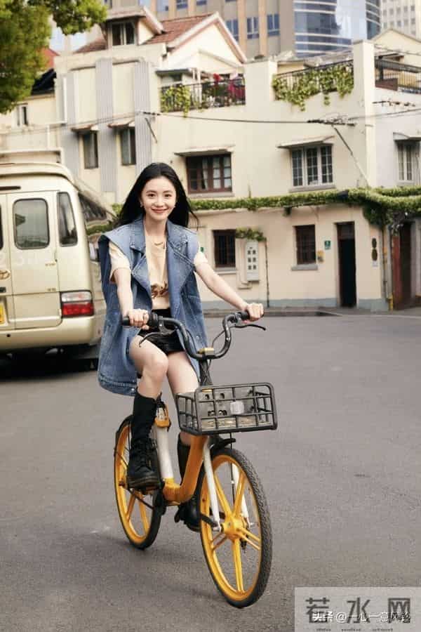 刘浩存街头骑行,甜酷少女感爆棚!