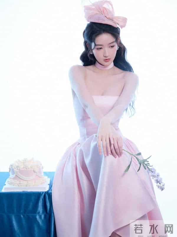 王玉雯抹胸粉粉嫩嫩