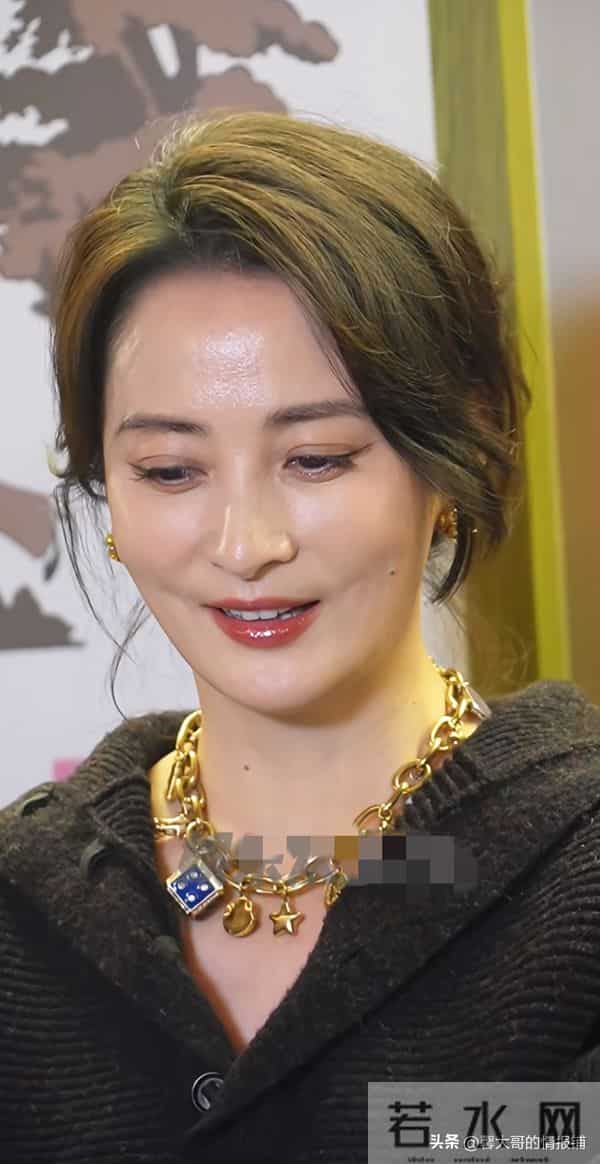 50岁蒋勤勤惊艳亮相！上了年纪啊，脸上身上保留点“肉”是真抗老