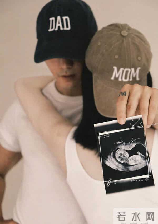 何穗产后复工，烫爆炸头五官变柔和，和陈伟霆交替带娃搭配默契