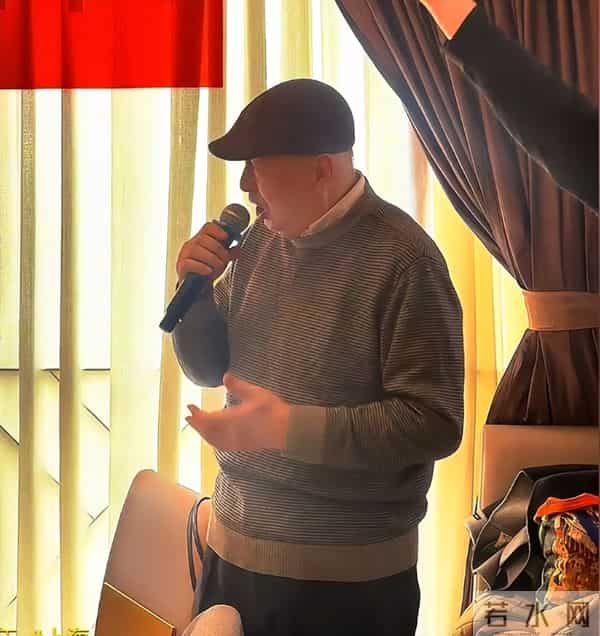 上影演员二代大聚会！75岁灯灯领衔唱夕阳红，他打扮很“非主流”