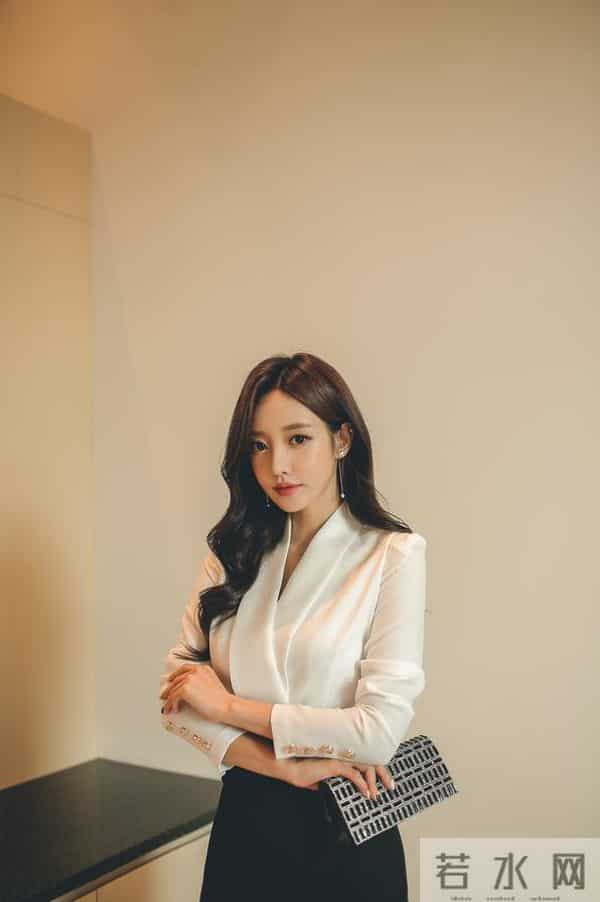 孙允珠『柏木白蜡织纺细腻职场小套裙』