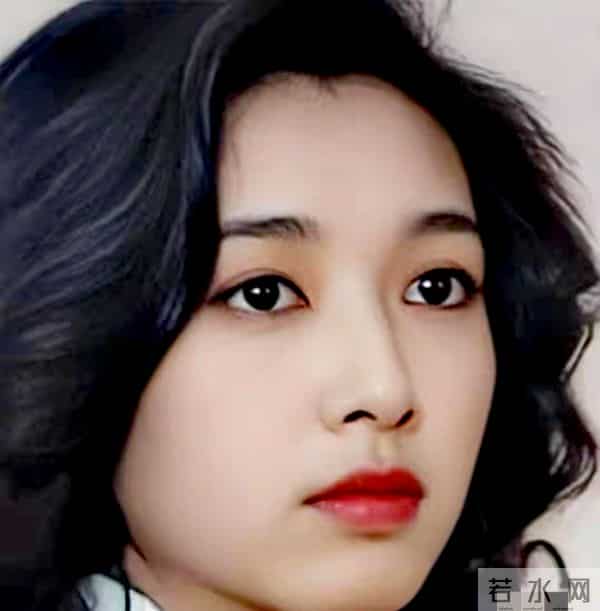 57岁江珊白发造型美哭全网!网友力赞:这才是女人最高级的美