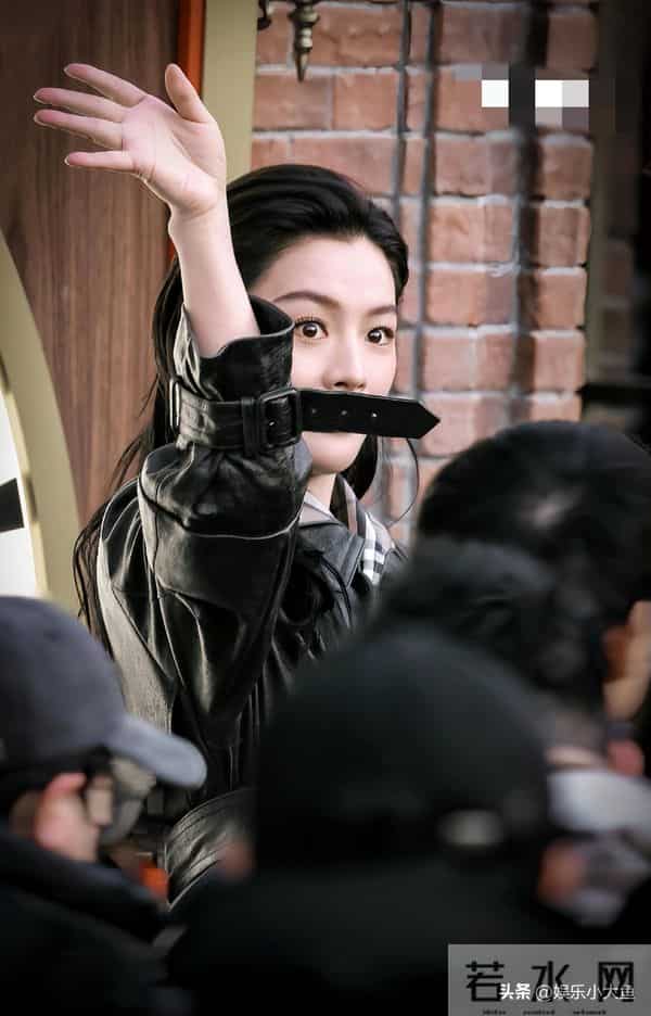 陈丽君现身精品店开幕活动，皮衣配湿发背头，刚柔并济的气质好美