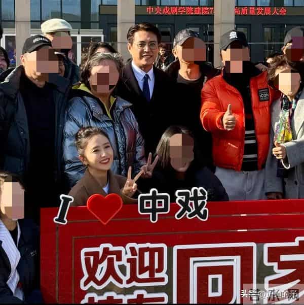 42岁佟丽娅和48岁靳东回中央戏剧学院庆母校75周年 差6岁像两代人