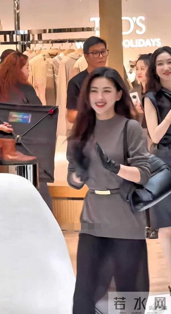 澳门偶遇朱珠，好明艳动人的一张脸！集风情万种，优雅知性于一身