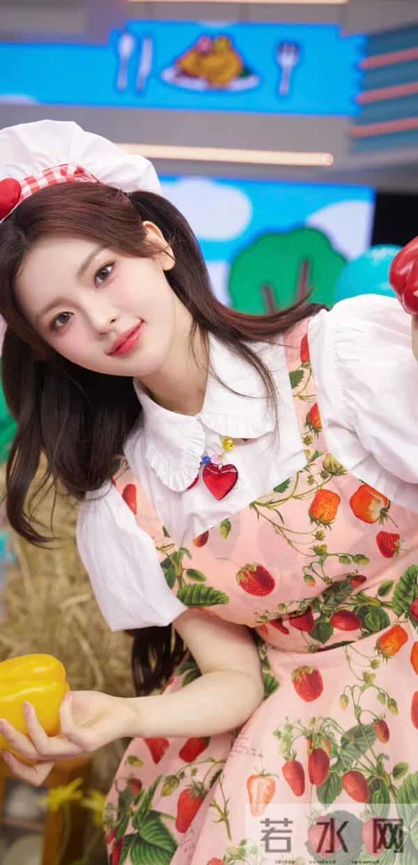 杨超越,美厨娘和她的蔬菜合影啦!这身穿搭氛围感绝啦!